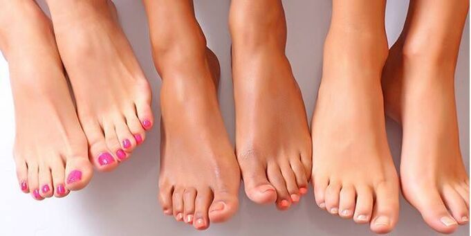 Piedi bellissimi senza funghi